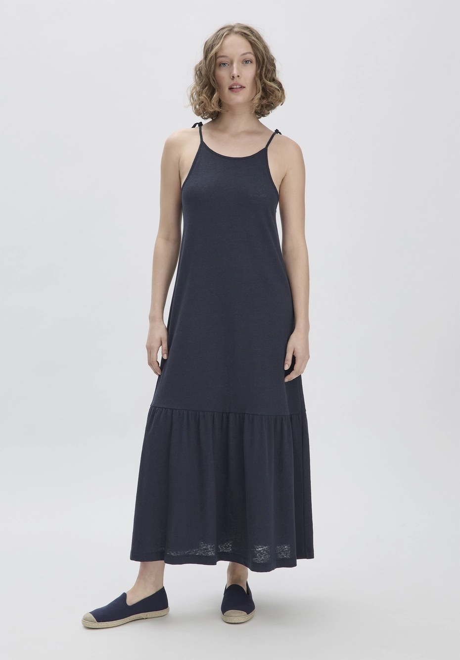 hessnatur Relaxed Jersey Midi Dress, Linen & organic cotton · marine — original maker model photograph